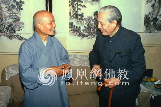 图为1985年,赵朴初居士在苏州西园寺与方丈明开法师交谈。(图片来源:慧海佛教资源库)
