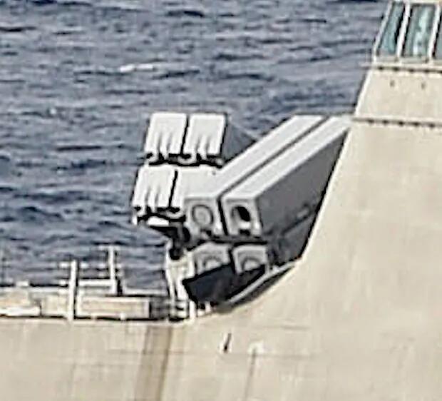 “吉福兹”号濒海战斗舰8个导弹发射箱中的1个后盖已经敞开