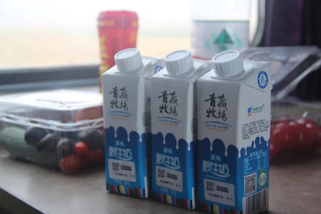 ▲ 青藏线的列车卖的特产与众不同，是牦牛酸奶。摄/西湖醋鱼