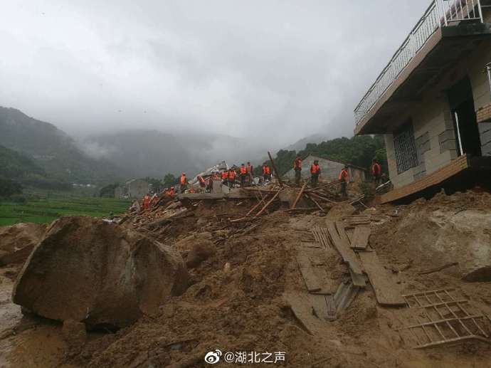 湖北黄冈山体滑坡被埋3人位置探明 2人有生命体征