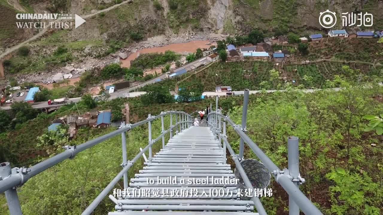 四川悬崖村800米藤梯变钢梯，原来是他们建的！