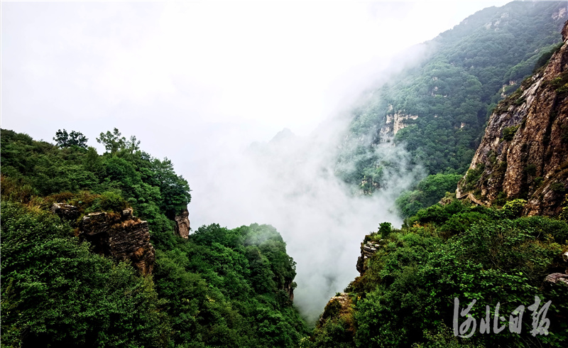 2020年7月4日,雨后的国家5A级旅游景区--白石山美景。