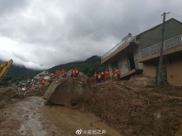 湖北黄冈山体滑坡被埋3人位置探明 2人有生命体征