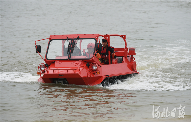 2020年7月9日，抢险人员在石家庄市在滹沱河综合整治5号水面，水陆两栖车进行救援。河北日报记者史晟全摄影报道