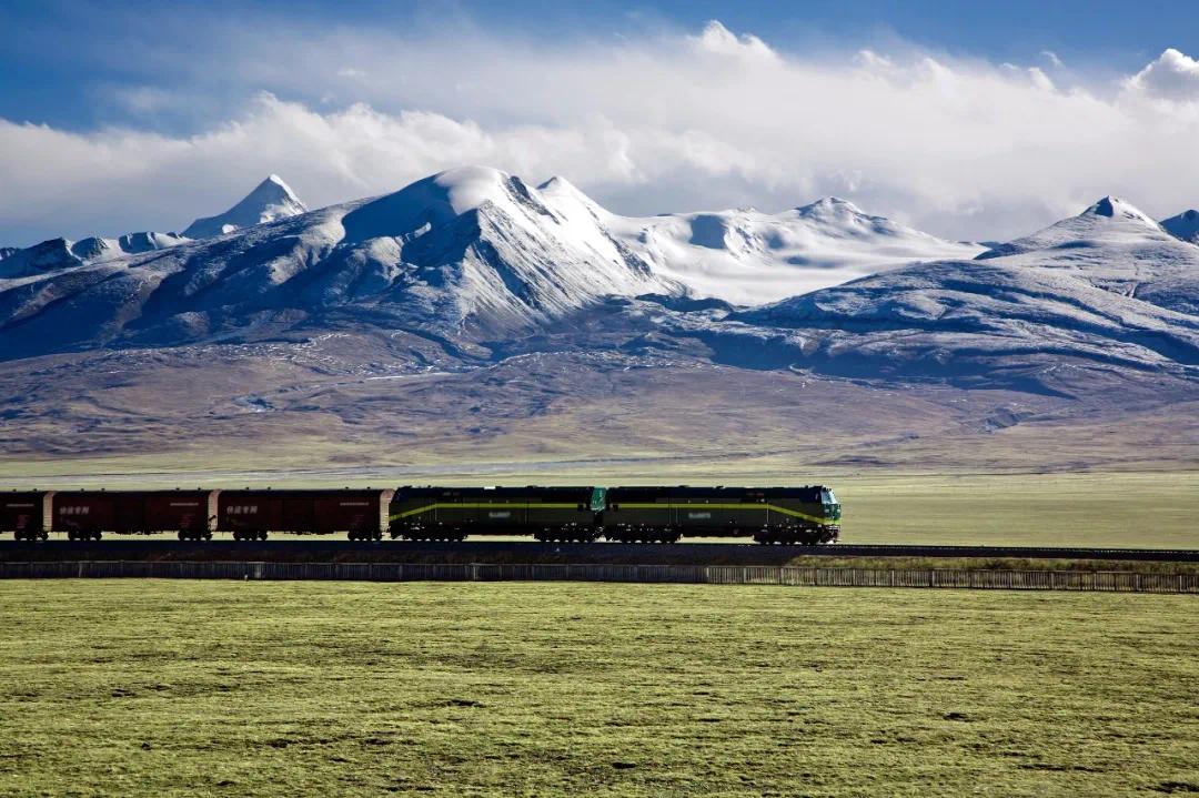 ▲ 列车奔驰在青藏高原上。图/视觉中国