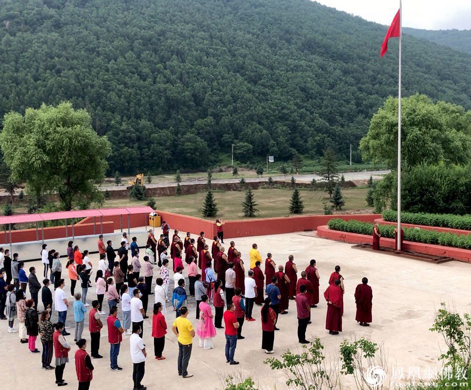 升国旗仪式现场（图片来源：凤凰网佛教 摄影：赤峰康宁寺）