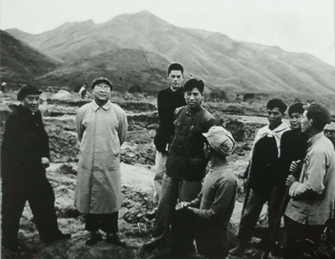 1960年1月，朱德（左一）视察广州白云机场改建情况