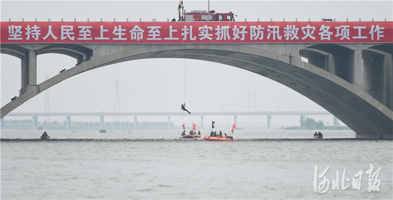 2020年7月9日，抢险人员在石家庄市在滹沱河综合整治5号水面，现场进行模拟桥降救援演练。河北日报记者史晟全摄影报道