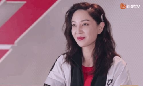 郑希怡,在帅和憨之间反复横跳_凤凰网