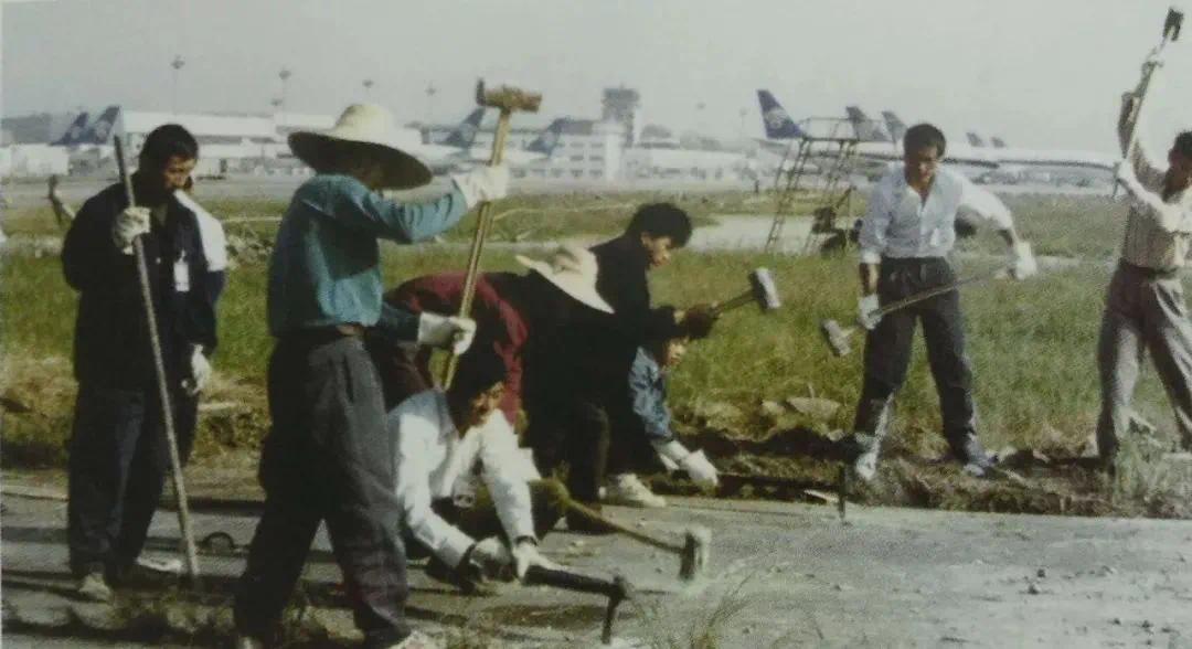 1996年12月，广州白云国际机场公司对机场停机坪进行改扩建