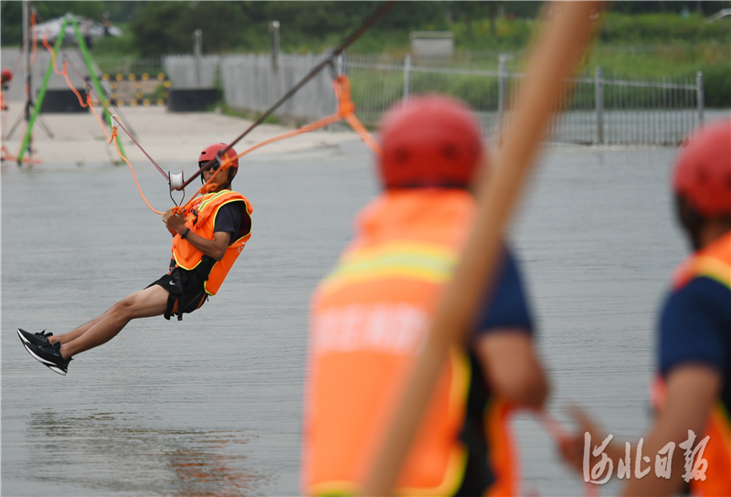 2020年7月9日，抢险人员在石家庄市在滹沱河综合整治5号水面，现场进行模拟孤岛救援演练。河北日报记者史晟全摄影报道