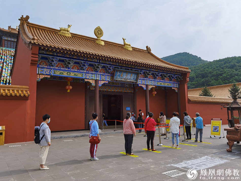 信众佩戴口罩，排队扫码，登记入寺（图片来源：凤凰网佛教 摄影：赤峰康宁寺）