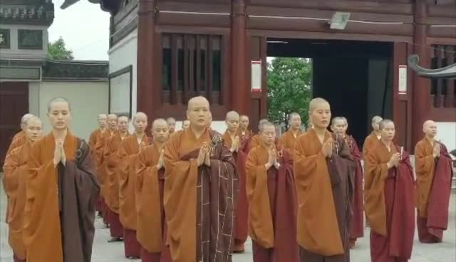 浙江佛学院雪窦山佛学院女众部尼众为高考学子诵经祈福