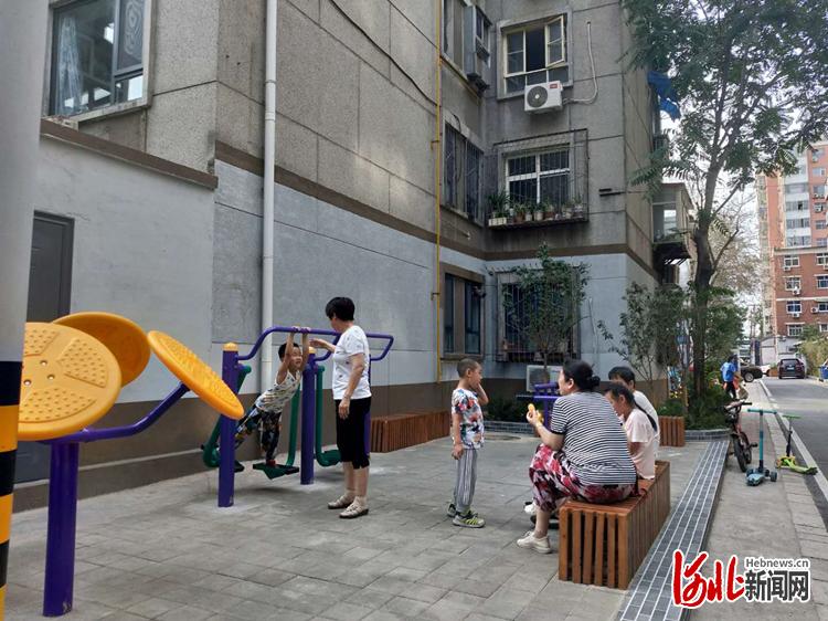 图为华平苑居民在拆出的唯一一块40多平方米的小广场上休闲娱乐。