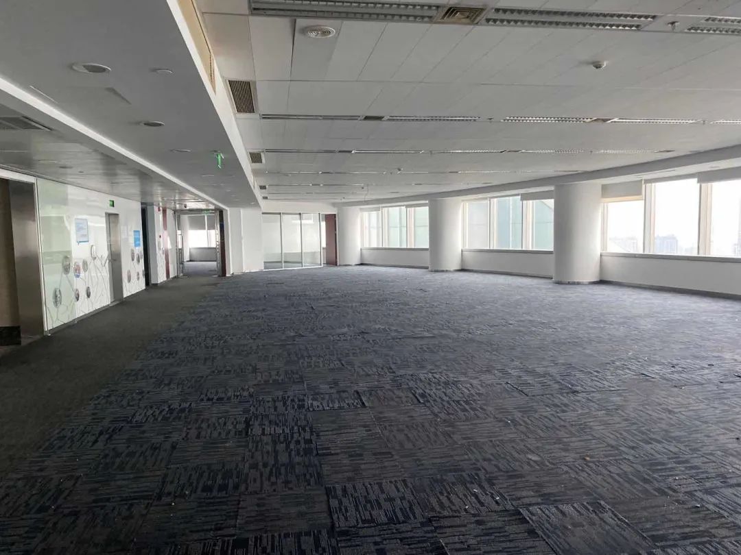 微贷网原办公室早已人去楼空，一片废墟感。（时代周报记者 刘科/摄）