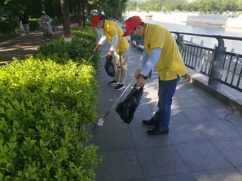 沧州妇幼志愿者在大运河边捡拾垃圾