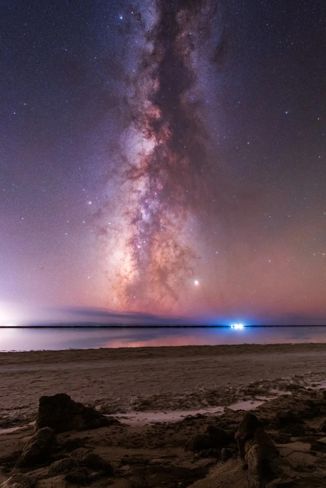 ▲ 察尔汗盐湖的星空。图/视觉中国