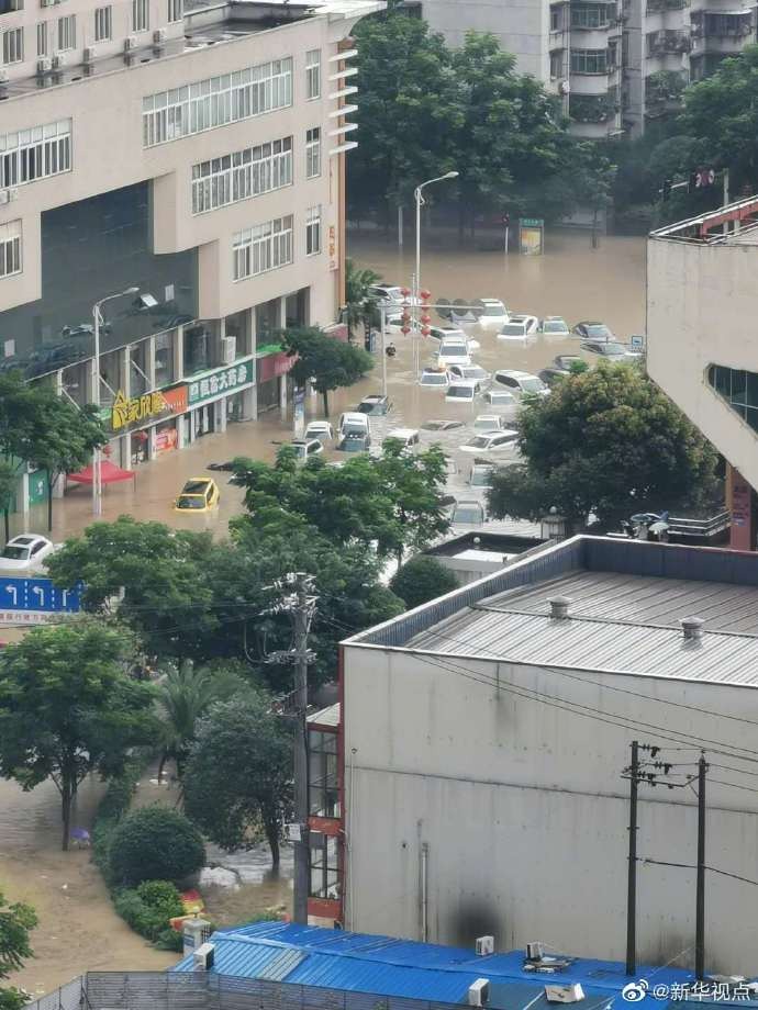 湖北恩施市城区清江漫堤大面积被淹 当地正紧急组织转移群众