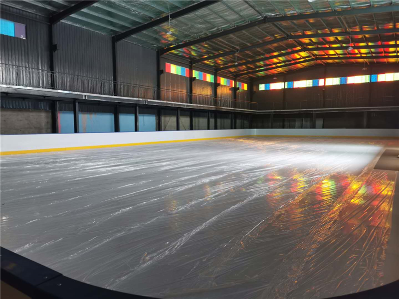 位于霸州市健东体育文化有限公司院内的室内仿真冰滑冰馆建设现场。 霸州市教育和体育局供图