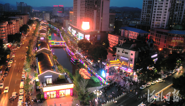 2020年7月12日夜晚,华灯初上的承德市中心夜色美景.