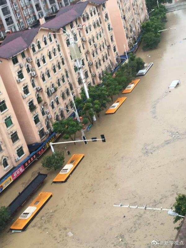 湖北恩施市城区清江漫堤大面积被淹 当地正紧急组织转移群众