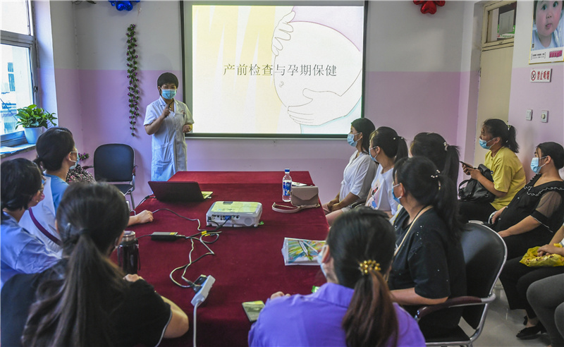 7月11日,河北省安平县妇幼保健院医生在为孕妇讲解孕产知识.