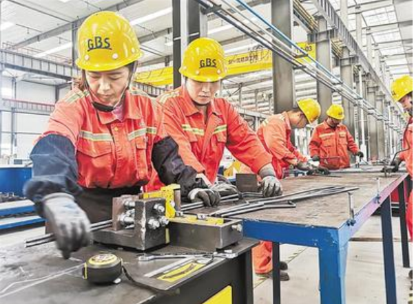近日，秦皇岛精工绿筑集成科技有限公司的员工正在生产线上忙碌。河北日报记者 师 源摄