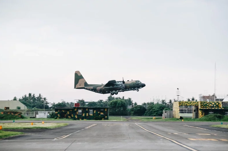 台军C-130起飞,该机机徽等标志被涂抹 图自台军媒