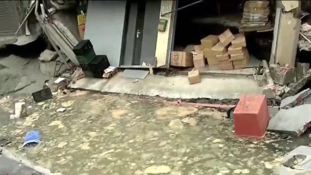 台湾新北市道路坍塌 数十户居民撤离