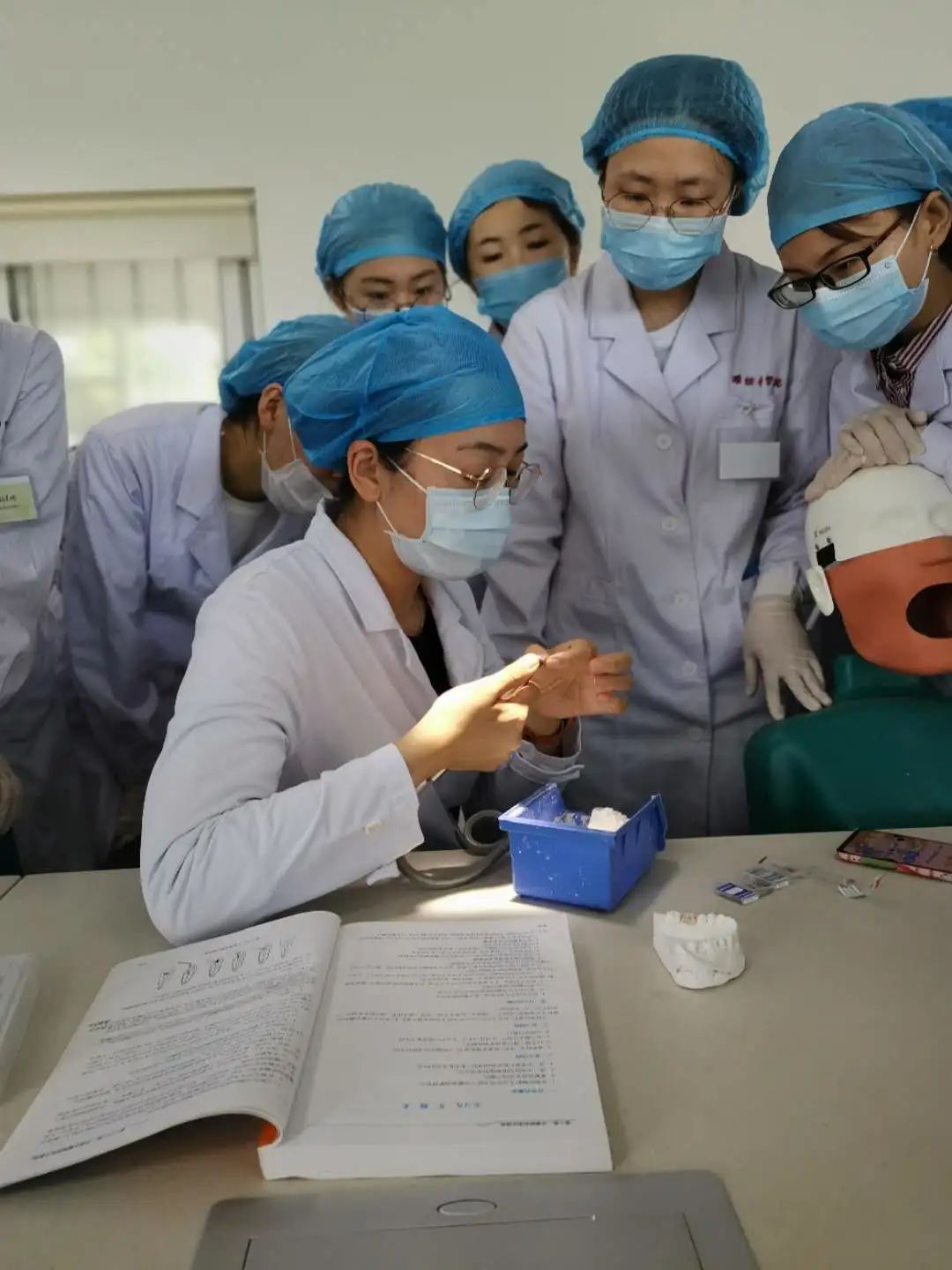 带教老师现场演示模型上窝洞制备的操作要点