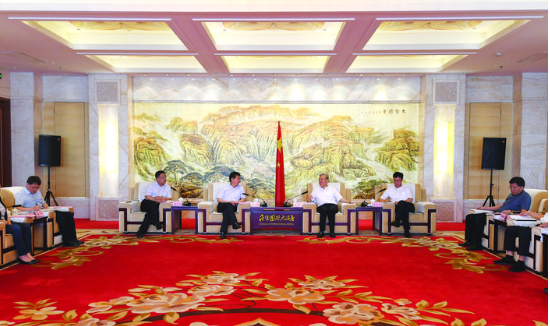 图为市委书记李正印、市长王立伟等领导会见山西大地环境投资控股有限公司董事长屈忠让一行。 记者 王益炜 摄