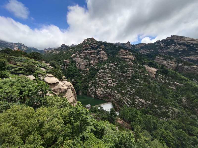 雨后青山如黛，巨峰美如画卷。