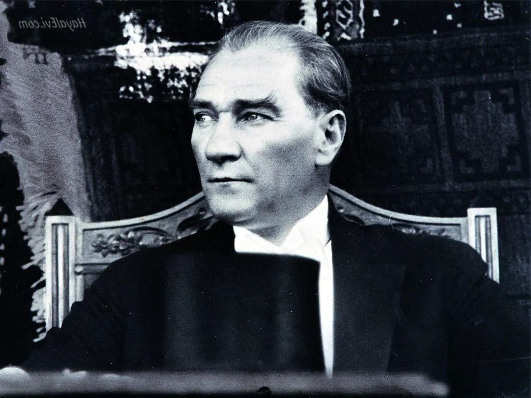 穆斯塔法·凯末尔·阿塔图尔克（1881-1938），土耳其革命家、改革家，土耳其共和国缔造者，土耳其共和国第一任总统、总理及国民议会议长。