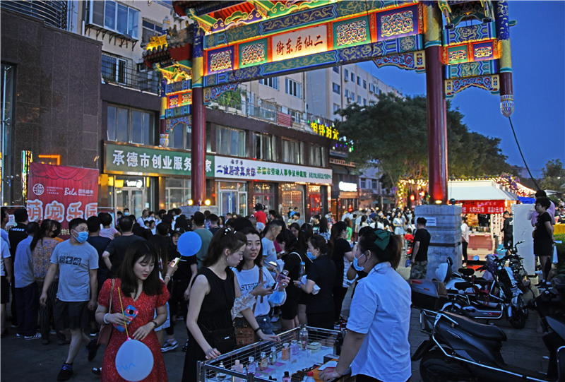 2020年7月12日夜晚,市民及外在游客在承德市二仙居夜市游玩,承德夜