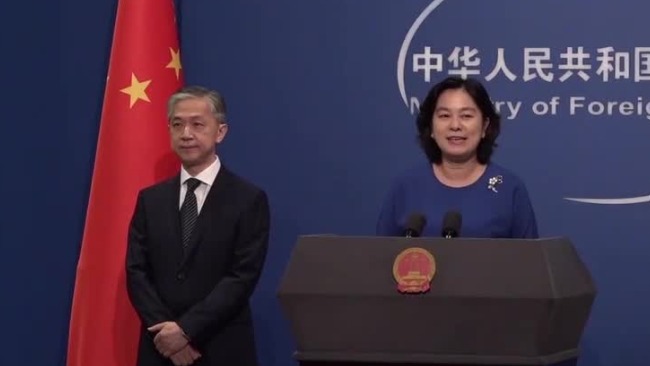 现场：华春莹向记者介绍外交部新任发言人汪文斌