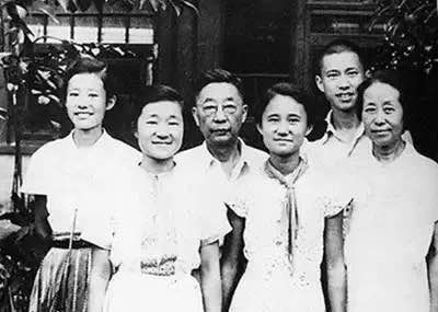 ▲老舍一家解放后在北京家中合影，左起：舒济、舒雨、老舍、舒立、舒乙、胡絜青。