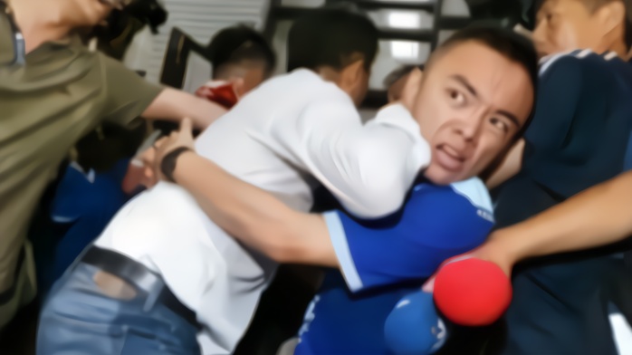 现场！台湾蓝绿爆发流血冲突 场面一度失去控制