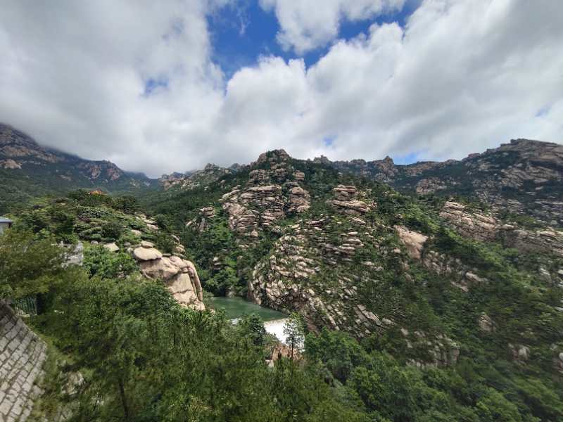 雨后青山如黛，巨峰美如画卷。