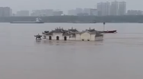 长江水位暴涨观音阁被淹到二楼 522人值守保卫大堤