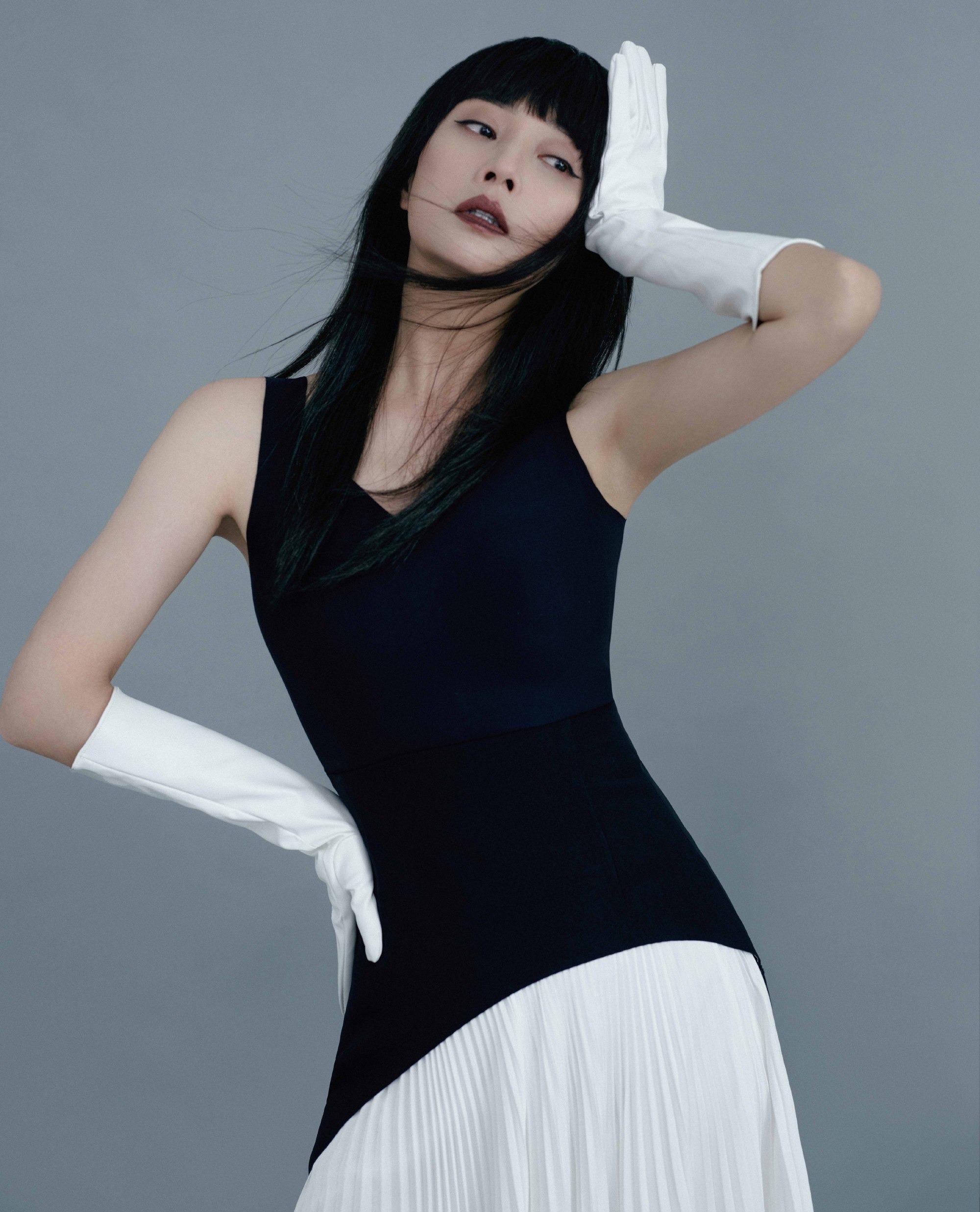 殷桃杂志封面大片曝光 长裙摇曳尽显曼妙身姿