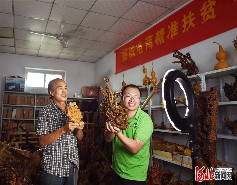 2020年6月23日，在河北省临城县石城乡黄腊沟村，一位网红通过网络直播帮助根雕艺人张国印向网友推销根雕工艺品。