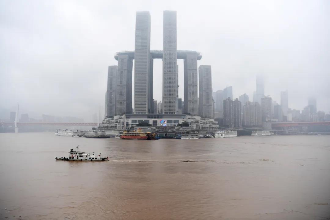 7月17日,长江重庆朝天门段水位明显上涨.新华社记者 唐奕 摄