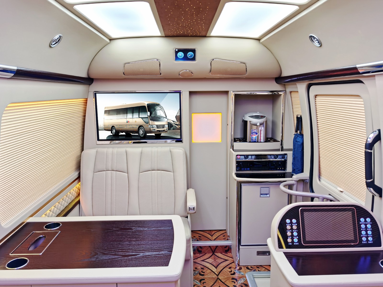 丰田考斯特12座商务车可移动的办公室