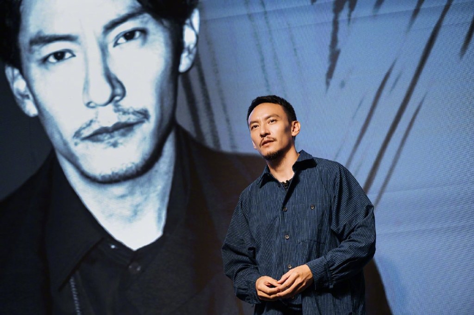 张震隔空连线妻夫木聪男神隔空同框画面养眼