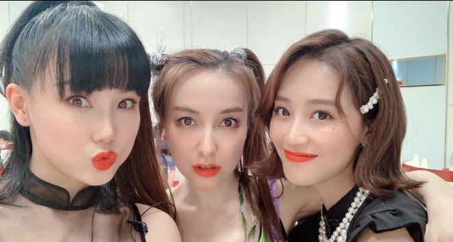 蓝盈莹表白吴昕黄龄，自嘲看公演眼妆被泪冲花