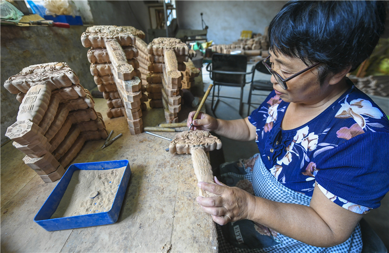 7月15日，在深州市一家桃木文化公司，工作人员加工桃木工艺品。