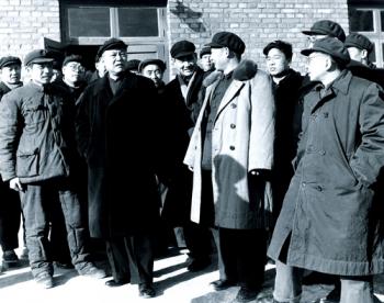 1965年2月，时任中共中央政治局委员、国务院副总理李先念（左四）在山东视察