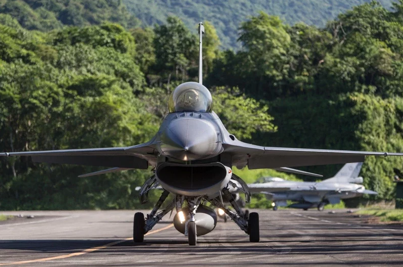 台军F-16V战机紧急起飞 图自台媒