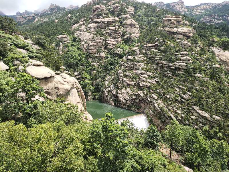 雨后青山如黛，巨峰美如画卷。