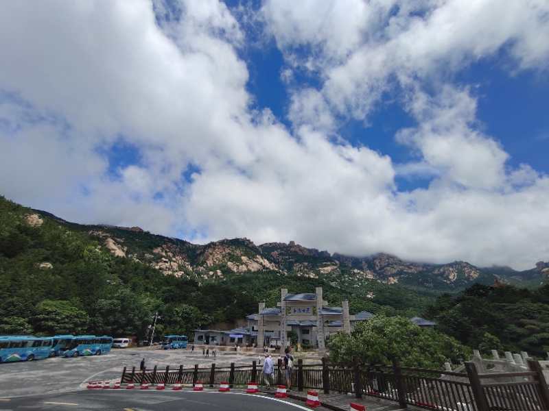 雨后青山如黛，巨峰美如画卷。